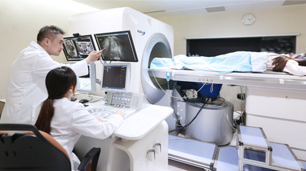 서울하이케어의원 김태희 원장(왼쪽)이 하이푸를 이용해 자궁근종을 치료하고 있다.