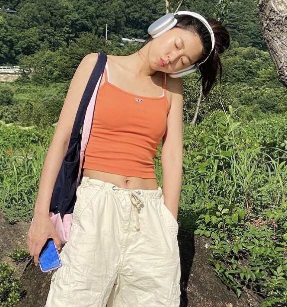 Actor Seolhyun showed off his refreshing beauty.Seolhyun posted several photos on his SNS on the 22nd with the article Lulu.In the open photo, Seolhyun showed a cool look with orange-colored sleeveless T-shirts and beige pants.Seolhyun, who showed off her slender body without a sting, captivated fans with a more beautiful look than before.On the other hand, Seolhyun recently revealed that he is suffering from dialysis.