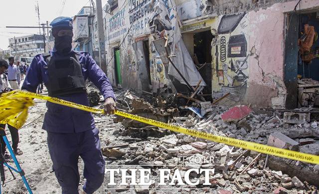 현지시간으로 지난 19일 무장 괴한들이 중화기를 난사하면서 모가디슈 하얏트 호텔로 들어와 호텔을 장악하고 인질극을 벌였다. 무장 괴한의 정체는 이슬람 극단주의 무장단체의 알샤바브 대원들인 것으로 알려졌다. /모가디슈=AP.뉴시스