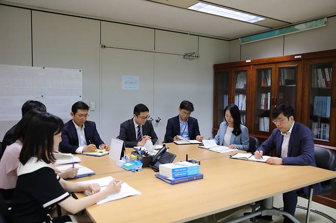 인천지방검찰청 국제범죄수사부와 강력범죄수사부 검사들이 회의를 하고 있다./인천지검