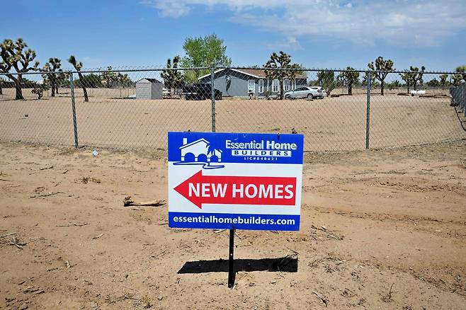 18일(현지 시각) 미국 캘리포니아주 헤스페리아의 신축 주택들 주변에 매매 광고판이 세워져 있다. /AFP 연합뉴스