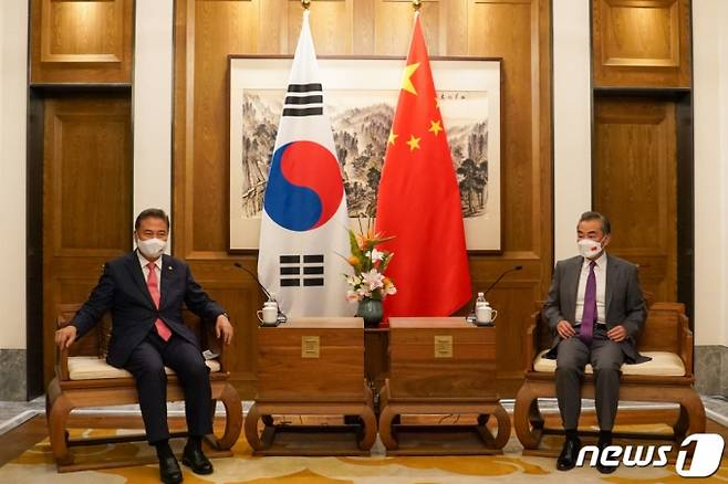 (서울=뉴스1) 임세영 기자 = 박진 외교부 장관이 9일 중국 산둥성 칭다오에서 열린 한중외교장관회담에서 왕이 중국 외교담당 국무위원 겸 외교부장과 이야기를 나누고 있다. (외교부 제공) 2022.8.9/뉴스1 Copyright (C) 뉴스1. All rights reserved. 무단 전재 및 재배포 금지.