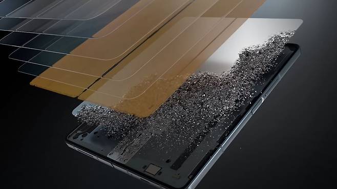 폴드4에는 디스플레이를 보호하는 메탈 레이어를 사용하지 않았다. /삼성전자 유튜브 캡처