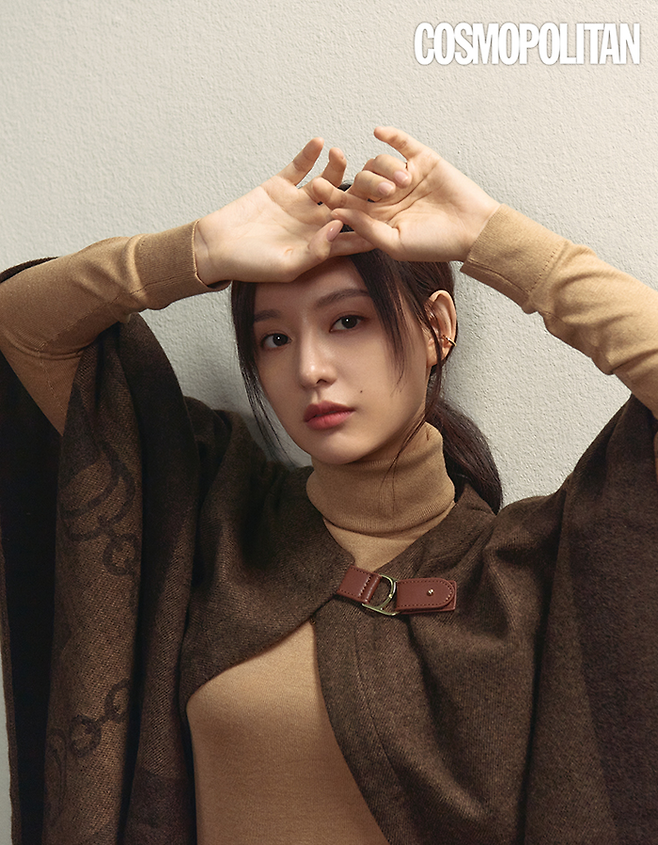 Actor Kim Ji-won has returned to a pictorial full of emotions in the fall.On the 23rd, Magazine Cosmopolitan released a September issue picture with Kim Ji-won.This picture, which has elegance, loveliness, and intellectual atmosphere, focused on putting the autumn mood.Kim Ji-won emanated an aura with his unique deep, sparkling eyes and sensuous atmosphere. Above all, Kim Ji-won fully digested the autumn collection look and revealed the aspect of the artist.Kim Ji-won showed modern and elegant styling suitable for autumn.Previously, Kim Ji-won was once again recognized for his deep acting skills in the JTBC drama My Liberation Diary.Meanwhile, the September issue of Cosmopolitan with Kim Ji-won will be available from August 22, 2022.