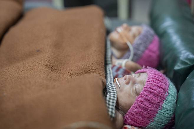 모자병원의 직원들은 저체중으로 태어난 아이를 위해 털모자를 떠줬다. 국경없는의사회(MSF) 제공