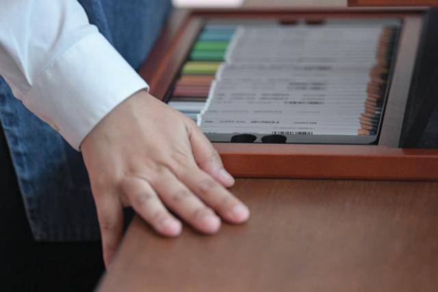 연수씨는 자신의 욕망을 선명히 들여다보고 싶을 때, '나는 무엇을 질투하는가'라는 질문을 던진다. 디자인이란 분야에선 도무지 질투가 느껴지지 않았다. '디자인'은 자신의 길이 아님을 직감했다. 김하겸 인턴기자