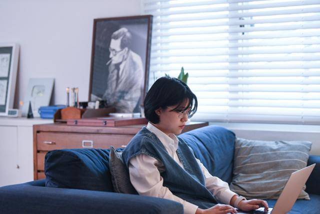 지난 15일 연수씨가 자신의 작업실 '이연 스튜디오'에서 영상 작업을 하고 있다. 김하겸 인턴기자