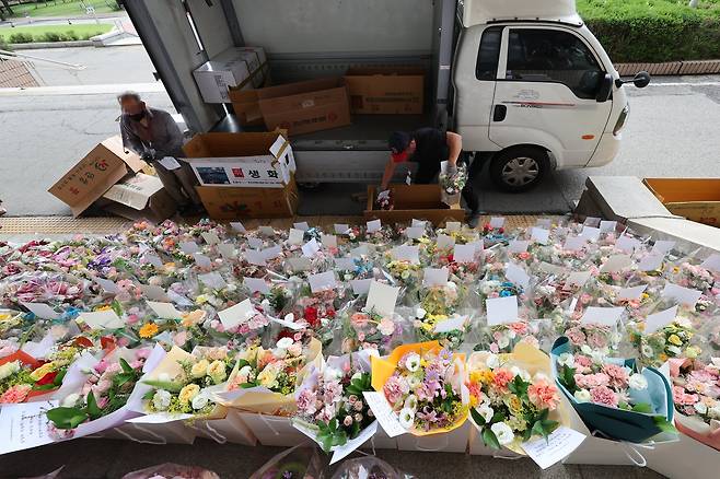 축하 화환이 배달되는 모습. 연합뉴스