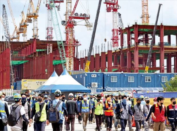 경기 평택 삼성전자 평택사업장에서 일하는 근로자들이 23일 점심을 먹기 위해 공사장 밖으로 쏟아져 나오고 있다. 반도체 제3공장 공사가 한창인 이곳에서는 전국 각지에서 몰려든 6만여 명이 일하고 있다. 평택=허문찬 기자