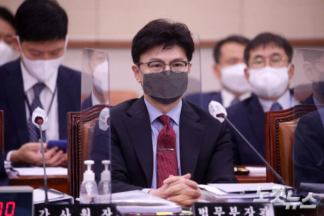 한동훈 법무부장관이 22일 서울 여의도 국회에서 열린 법제사법위원회 전체회의에 출석해 자리에 앉아있다. 윤창원 기자