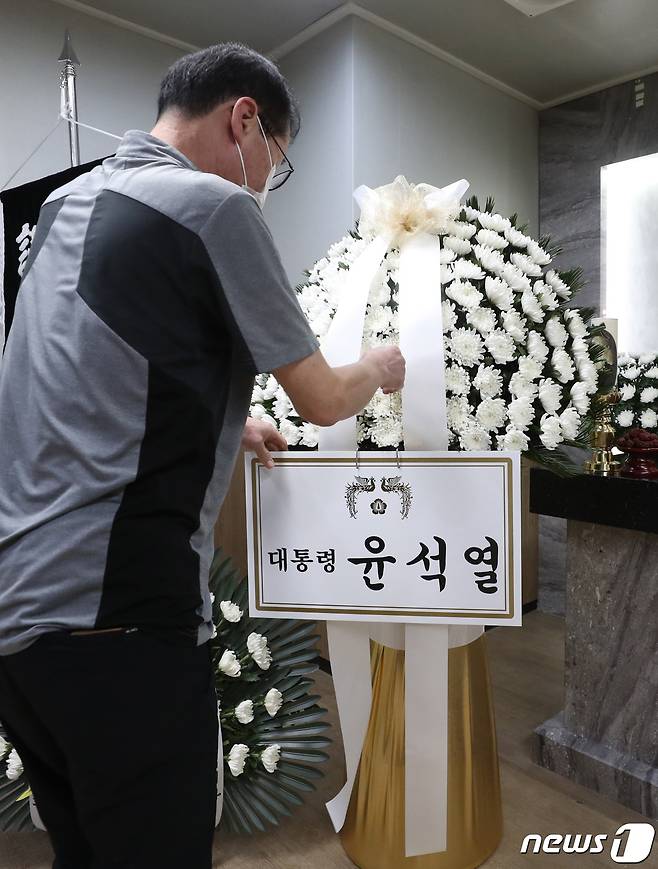 25일 오전 경기 수원시 권선구 수원중앙병원 장례식장에 마련된 수원 세 모녀의 빈소에 윤석열 대통령의 조화가 도착하고 있다. 2022.8.25/뉴스1 ⓒ News1 김영운 기자