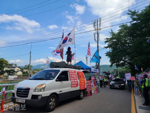 7월 24일 경남 양산시 하북면 평산마을 문재인 전 대통령 사저 인근에서 1인 시위자 '파도이모' 이씨가 차 위에 올라가 춤을 추고 있다. 양산=조소진 기자