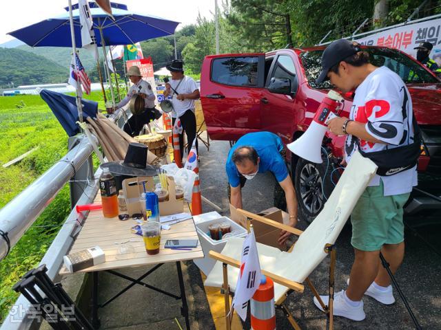 8월 14일 경남 양산시 평산마을 모습. 보수 유튜버들을 지지하는 사람들이 커피와 음식 등을 가득 담아 보내왔다. 양산=조소진 기자