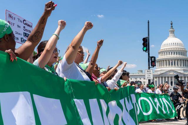 임신중지권 지지자들이 지난 6월 30일 미국 워싱턴 국회의사당 앞에서 연방대법원의 로 대 웨이드 판결 폐기에 항의하며 대법원을 향해 행진하고 있다. 워싱턴=AP 뉴시스