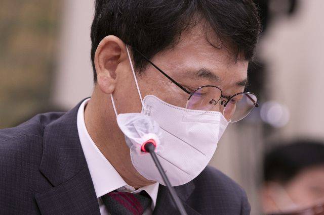 최응천 문화재청장이 25일 국회에서 열린 문화체육관광위원회 전체회의에서 최근 보그 잡지의 청와대 화보 촬영에 대한 의원 질의에 답을 하던 중 생각에 잠겨 있다. 국회사진기자단