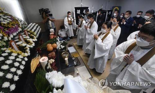 원불교 경인교구 성직자들이 25일 질병과 생활고를 이기지 못하고 극단적 선택을 한 수원 세모녀의 빈소에서 추도행사를 하고 있다. - 연합뉴스