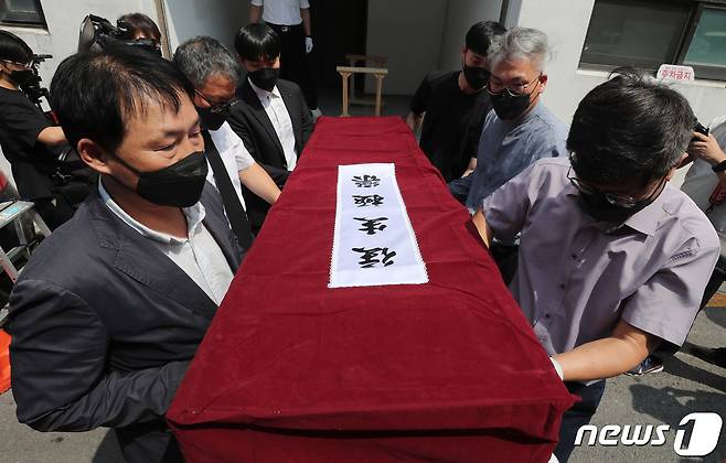 병환과 생활고를 견디다 못해 안타깝게 세상을 등진 수원 세 모녀의 발인이 26일 오전 경기 수원시 권선구 수원중앙병원 장례식장에서 엄수되고 있다. (공동취재) 2022.8.26/뉴스1 ⓒ News1 김영운 기자