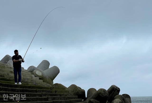 가의도를 찾은 관광객이 항구 방파제에서 낚시를 하고 있다. 바람(파도)이 적고 물때가 맞으면 어린아이들도 제법 큰 물고기를 잡아 올린다. 가의도는 낚시 성지로 입소문이 났다.