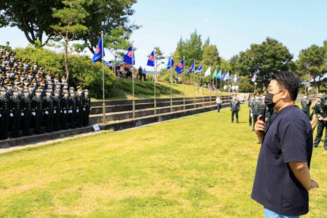 26일 전북 익산시 육군부사관학교에서 열린 22-3기 부사관 임관식에서 참석한 부사관 전투영웅 하재헌 예비역 중사가 신임 부사관들에게 응원의 말을 전하고 있다. 육군 제공