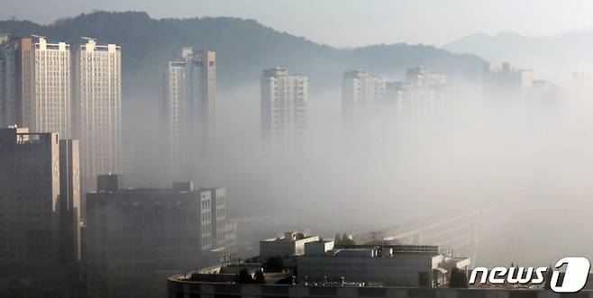 (세종=뉴스1) 장수영 기자 = 8일 오전 세종시 밀마루전망대에서 바라본 정부세종청사와 인근 아파트단지에 짙은 안개가 내려앉아 있다. 2021.12.8/뉴스1