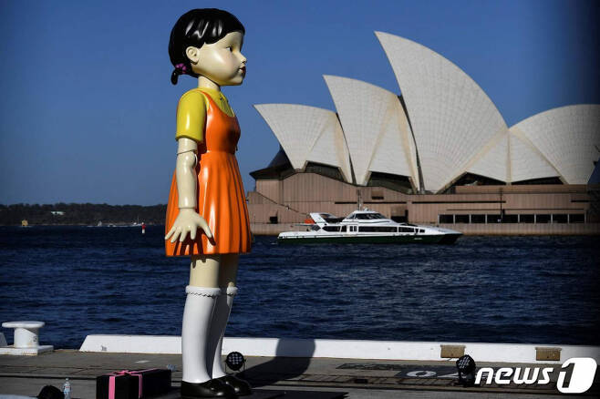 지난해 11월 29일(현지시간) 시드니 항구에 넷플릭스 오리지날 시리즈 '오징어 게임'에 나오는 4.5m 크기의 인형이 서 있다. /사진=뉴스1