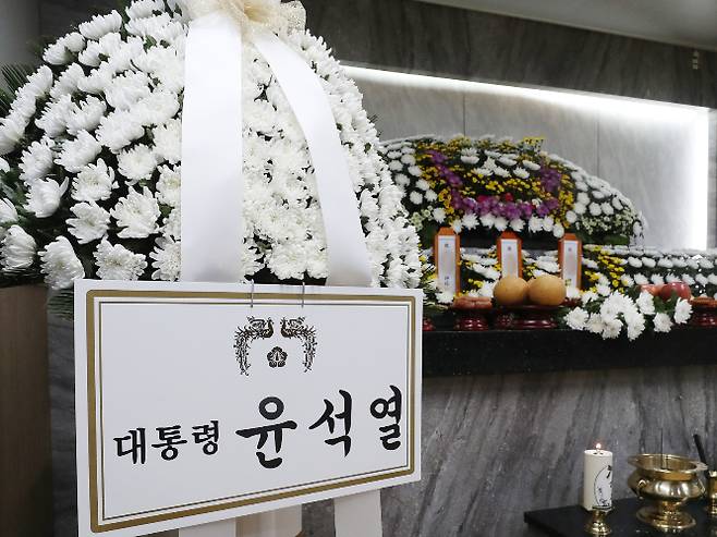 생활고에 시달리다 세상을 등진 '수원 세 모녀'의 장례식이 공영 장례로 진행되며 26일 오전 발인식이 진행된다. 사진은 윤 대통령이 지난 25일 '수원 세 모녀' 빈소에 보낸 조화. /사진=뉴스1