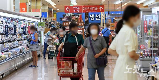 6월 소비자물가가 1년 전보다 6.0% 급등해 1998년 11월 외환위기 이후 23년 7개월 만에 가장 큰 폭으로 상승한 가운데 6일 서울시내 한 대형마트를 찾은 시민들이 물건을 고르고 있다. 쌀, 라면 등 자주 사는 품목으로 구성돼 '장바구니 물가'로 불리는 생활물가지수도 같은 기간 7.4% 올랐다. 황진환 기자