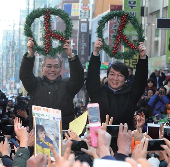 ⓒ시사IN 이명익 2012년 12월13일 대전에서 합동유세를 하는 문재인 후보(왼쪽)와 안철수 전 후보.