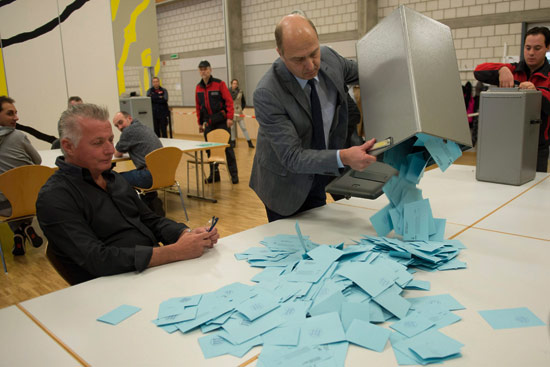 ⓒEPA 11월24일 스위스 베른 주의 한 도시에서 ‘1:12 법안’에 대한 국민투표 개표 작업이 이루어지고 있다.