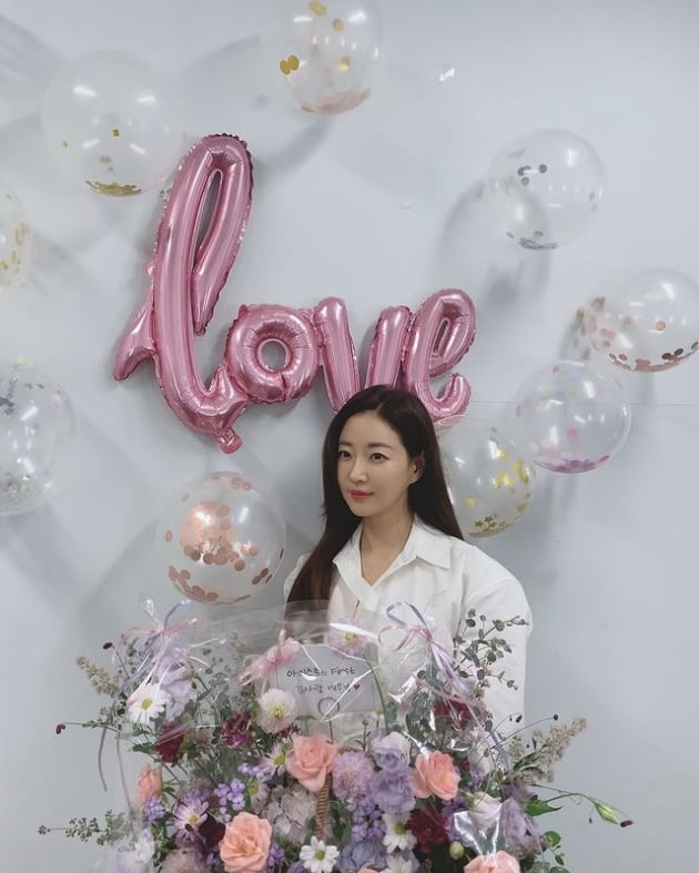 Actor Kim Sa-rang shared his daily life.Kim Sa-rang posted a picture on his 27th day with an article entitled Thank you for filming.The photo shows Kim Sa-rang, who poses with a bouquet of flowers prepared by a brand.Meanwhile, Kim Sa-rang appeared in the drama Revenge, which last January.