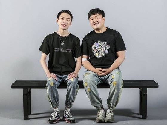 결혼 4년차인 김용민-소성욱(왼쪽부터) 부부가 23일 서울 마포구 상암동 중앙일보 스튜디오에서 가족사진을 촬영하고 있다. 김성룡 기자