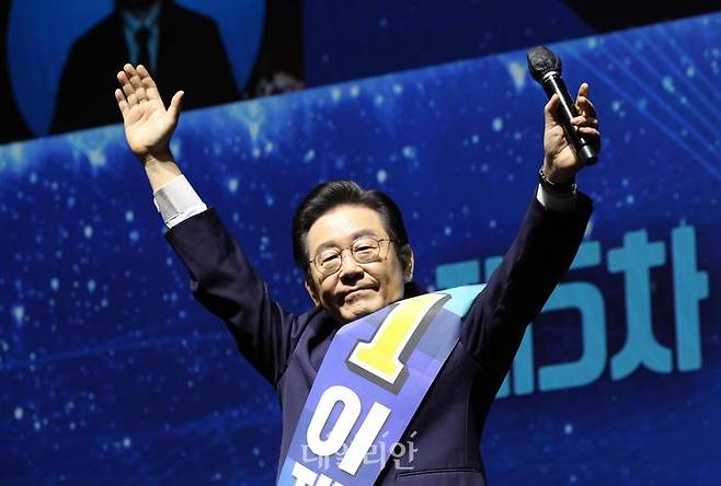 이재명 더불어민주당 당대표 후보가 28일 오후 서울 송파구 올림픽체조경기장 KSPO돔에서 열린 제5차 정기전국대의원대회에서 후보자 정견 발표에 앞서 인사하고 있다. (공동취재사진) ⓒ데일리안 박항구 기자