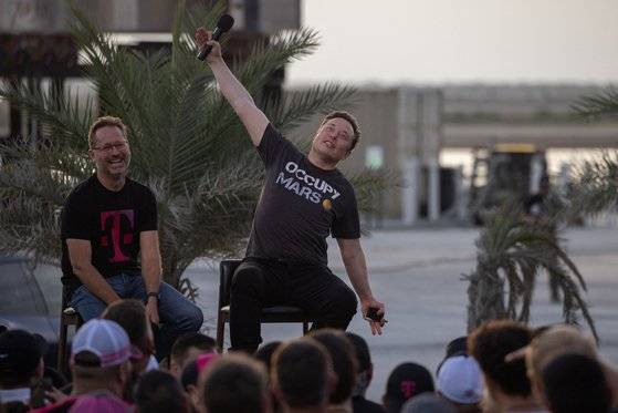 지난 25일 미국 텍사스에서 일론 머스크 테슬라 CEO가 우주 로켓 사업을 하는 스페이스X 행사에 참석하고 있다. 로이터=연합뉴스