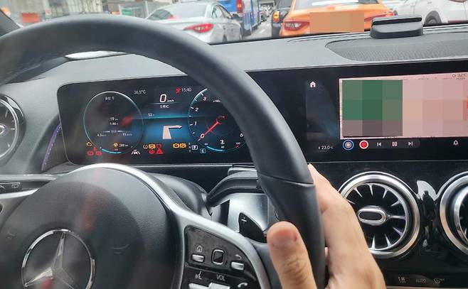 주행 중 ‘시동 꺼짐’으로 도로 한복판에 멈춰선 ‘벤츠 GLB’. 제보자 제공