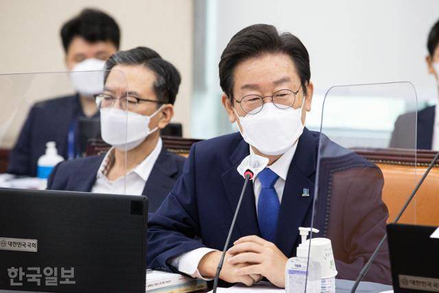 이재명 더불어민주당 대표가 29일 서울 여의도 국회에서 열린 국방위원회 전체회의에서 신상 발언을 하고 있다. 고영권 기자