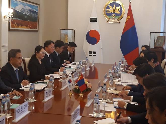 한-몽골 외교장관회담 (울란바토르=연합뉴스) 이정진 기자 = 박진 외교부 장관(맨 왼쪽)이 29일 몽골 울란바토르 외교부 청사에서 바트뭉크 바트체첵 몽골 외교부 장관과 회담하고 있다. 2022.8.29 transil@yna.co.kr