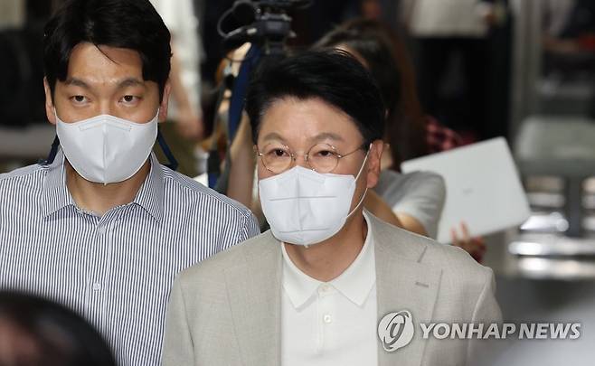 의원총회 참석하는 장제원 의원 (서울=연합뉴스) 하사헌 기자 = 국민의힘 장제원 의원이 지난 27일 오후 서울 여의도 국회에서 열린 의원총회에 참석하고 있다. toadboy@yna.co.kr