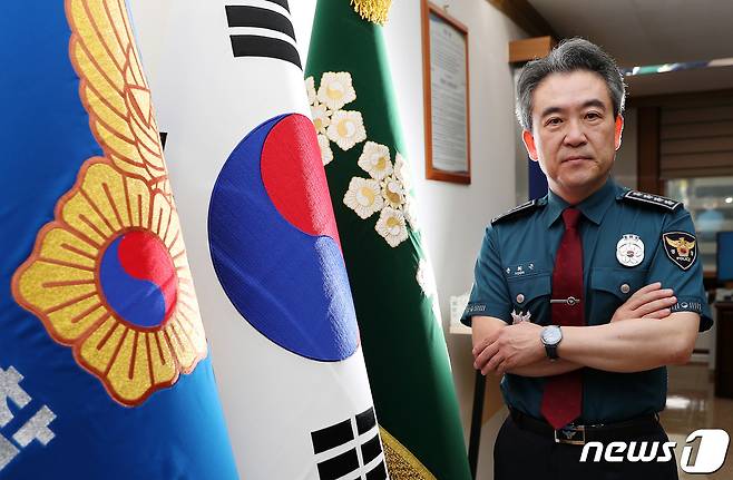 윤희근 경찰청장이 25일 서울 서대문구 미근동 경찰청장실에서 뉴스1과 인터뷰에 앞서 포즈를 취하고 있다. 2022.8.25/뉴스1 ⓒ News1 이동해 기자