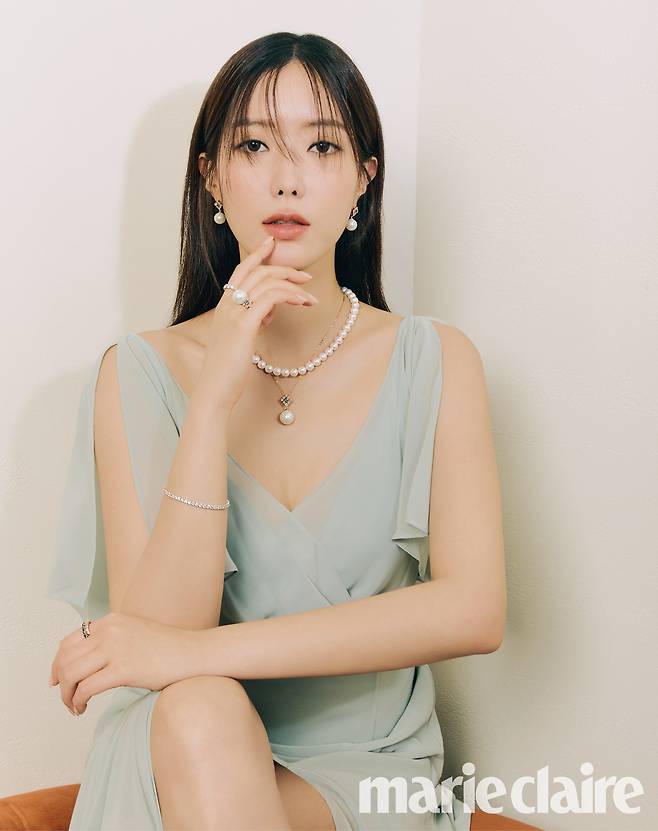 Seoul) = The alluring pictorial of actor Im Soo-hyang has been released.The September issue of the magazine Marie Claire, released on the 30th, featured Im Soo-hyang, who boasts more beautiful beauty.Im Soo-hyang also showed a variety of jewelery styling in a unique dreamy and elegant atmosphere.He also created an alluring atmosphere by matching diamond neckless and bracelets with burgundy color dresses, and added a simple and neat charm by wearing a pearl necklace and chain bracelet in a bright blue dress.On the other hand, Im Soo-hyang has been loved by the public by appearing as a prosecutor who is full of justice in MBC drama Doctor Royer which recently ended.
