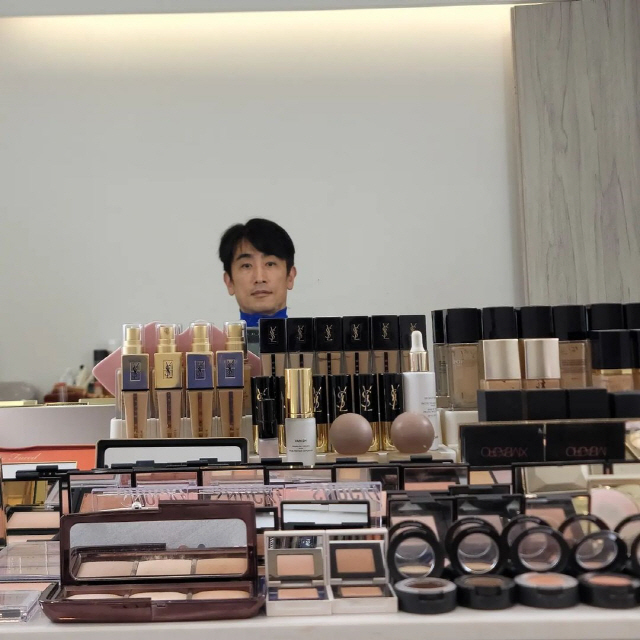 Actor Cha In-pyo has revealed how he is getting makeup.Cha In-pyo posted a picture on his 30th day with an article entitled What first do you want?In the open photo, Cha In-pyo sits in front of the mirror to receive makeup.Cha In-pyo, who is wearing a blue neck pole and looking at a lot of cosmetics with a somewhat blank expression, laughs.On the other hand, Cha In-pyo married actor Shin Ae-ra in 1995 and has one male and two female children.