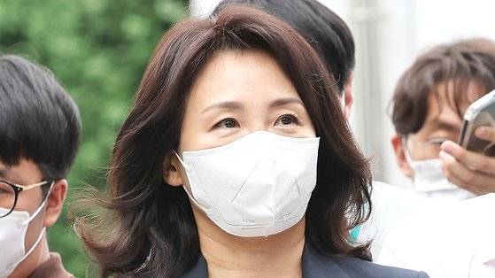 더불어민주당 이재명 대표의 배우자 김혜경 씨가 '법인카드 유용 의혹' 관련 조사를 받기 위해 지난 23일 오후 경기도 수원시 경기남부경찰청으로 출석하고 있다. 연합뉴스