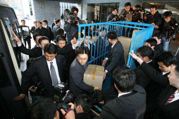 지난 2006년 3월 30일 검찰이 외환은행 헐값매입과 탈세 등 혐의를 받고 있는 서울 역삼동 스타타워 빌딩 론스타 한국 사무소를 압수수색해 수집한 서류 등을 차량에 싣고 있다.(사진=연합뉴스 제공)