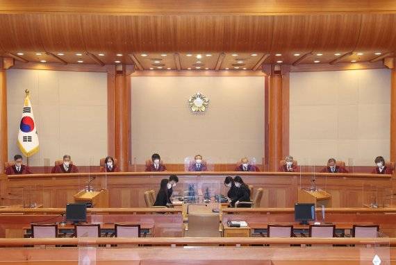 유남석 헌법재판소장(가운데)을 비롯한 재판관들이 31일 오후 서울 종로구 헌법재판소 대심판정에 입장해 자리에 앉아 있다. /사진=연합뉴스