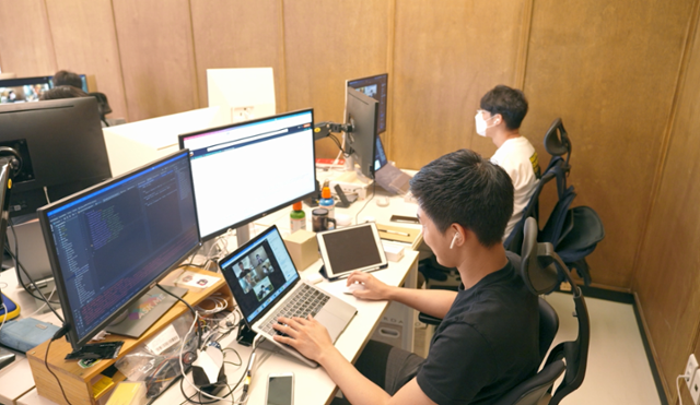 레몬베이스 개발자들이 서울 성수동 사무실에서 인터넷 구독형 인사관리 소프트웨어인 '레몬베이스'의 기능을 점검하고 있다. 레몬베이스 제공