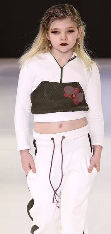 세 살에 커밍아웃 후 10세의 나이에 세계 최연소 트랜스젠더(성 전환자) 모델로 활동 중인 미국 소녀 노엘라 맥마허(10)가 최근 런웨이에 선 모습. 사진 데일리메일 캡처