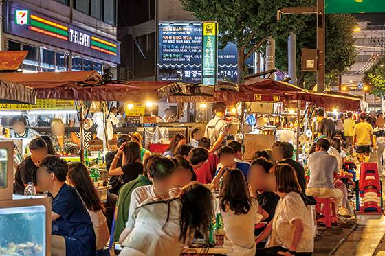 종로3가 포차 거리는 밤마다 술자리를 즐기려는 직장인들로 붐빈다. (윤관식 기자)