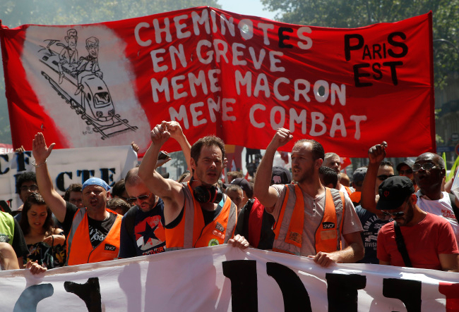 2018년 프랑스 파리에서 파업 중인 프랑스의 철도노동자들이 거리를 행진하고 있다. 이들은 에마뉘엘 마크롱 대통령의 국영철도 개혁안에 반발하고 있다. AP·로이터 연합뉴스