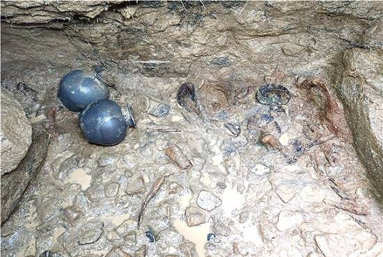 상주 오봉산 고분 안의 유물 발굴 전경.(상주시 제공)