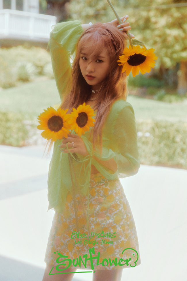 Choi Yoo-jung turned into human sunflowerOn September 1, Choi Yoo-jung first released the first concept photo of her first single album, Sunflower (Sun Flower), through the official SNS of her agency Fantagio.Choi Yoo-jung in the concept photo is looking at the camera with a dreamy expression with sunflower in both hands.Flower pattern costumes also combine with bright sunshine to add a bright charm.Especially, the combination of Choi Yoo-jungs strange eyes and sunflowers attracts attention as to what kind of charm of this single Sunflower.According to the previously released scheduler, Choi Yoo-jung will release the concept photo of Sunflower in four versions.From the first image, Choi Yoo-jungs unique charm is attracting attention and raising expectations for future contents.Sunflower is an album of Choi Yoo-jungs heart that loves his dreams and fans enthusiastically like sunflower.Choi Yoo-jung will show Choi Yoo-jungs Music through three songs, including the title song Sunflower (P.E.L) (Sun Flower), Tip Tip Toes (Tip Tip Toes), and OWL (Aul).Choi Yoo-jung, who has proven his solid ability and wide concept digestion through Weki Meki activities, is interested in how colorful charm will be created in Sunflower.Meanwhile, Choi Yoo-jungs first solo single album Sunflower will be released on various online music sites at 6 pm on the 14th.