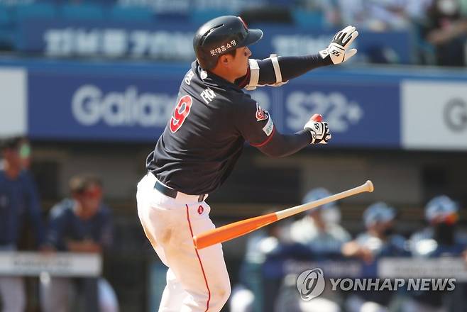 '홈런이요' (대구=연합뉴스) 박세진 기자 = 24일 대구 삼성라이온즈파크에서 열린 프로야구 '2022 신한은행 쏠(SOL) KBO 리그' 롯데 자이언츠와 삼성 라이온즈의 경기. 5회초 1사 주자 2루에서 롯데 정훈이 2점 홈런을 치고 있다. 2022.4.24 psjpsj@yna.co.kr